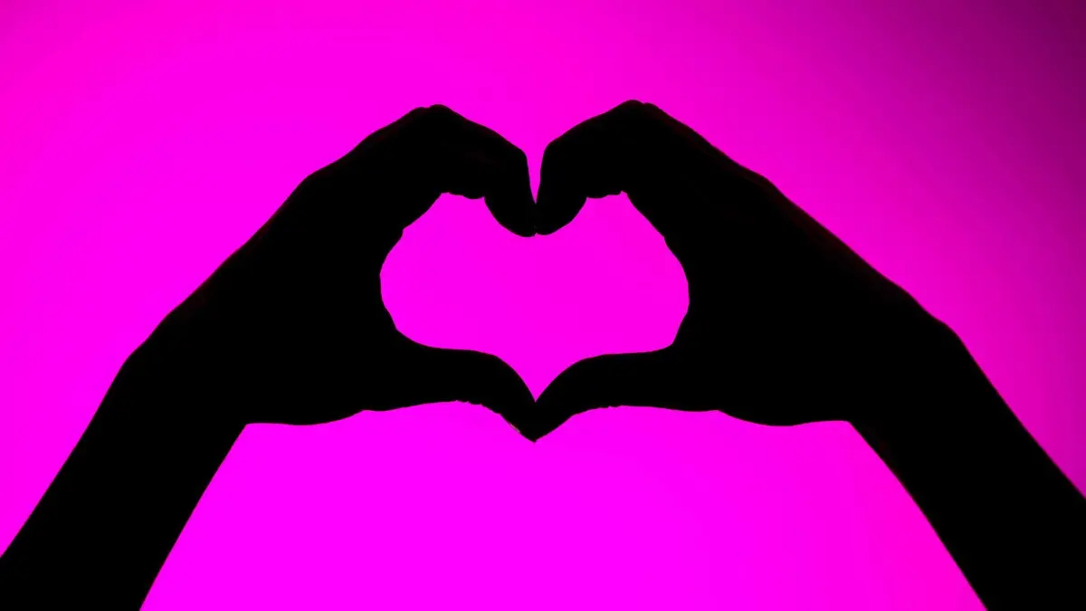 Zwei Hände formen ein Herz: ILLUSTRATION - 63 Prozent der digital Datenden empfinden es als leichter, online zu flirten, als jemanden in der realen Welt anzusprechen. (zu dpa: «Wenig Liebe fürs Online-Dating - aber oft funktioniert's») Foto: Sina Schuldt/dpa/dpa-mag - Honorarfrei nur für Bezieher des Dienstes dpa-Magazin +++ dpa-Magazin +++