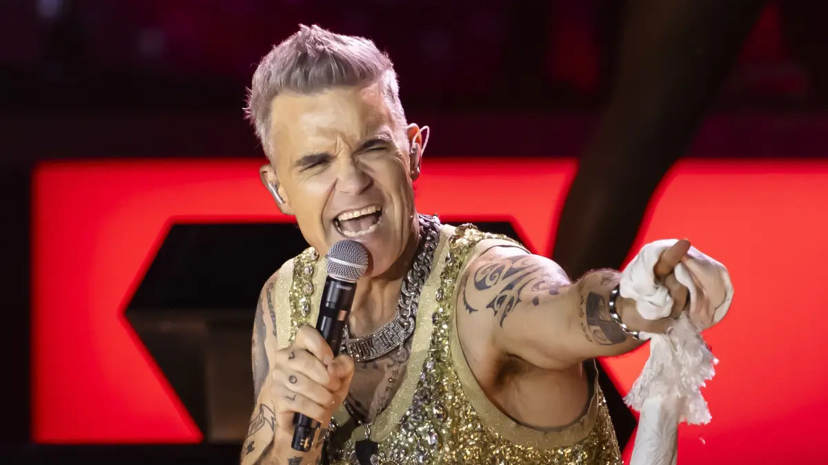 Der britische Sänger Robbie Williams hat sich selbst zum Geburtstag eine teure Brille geschenkt.