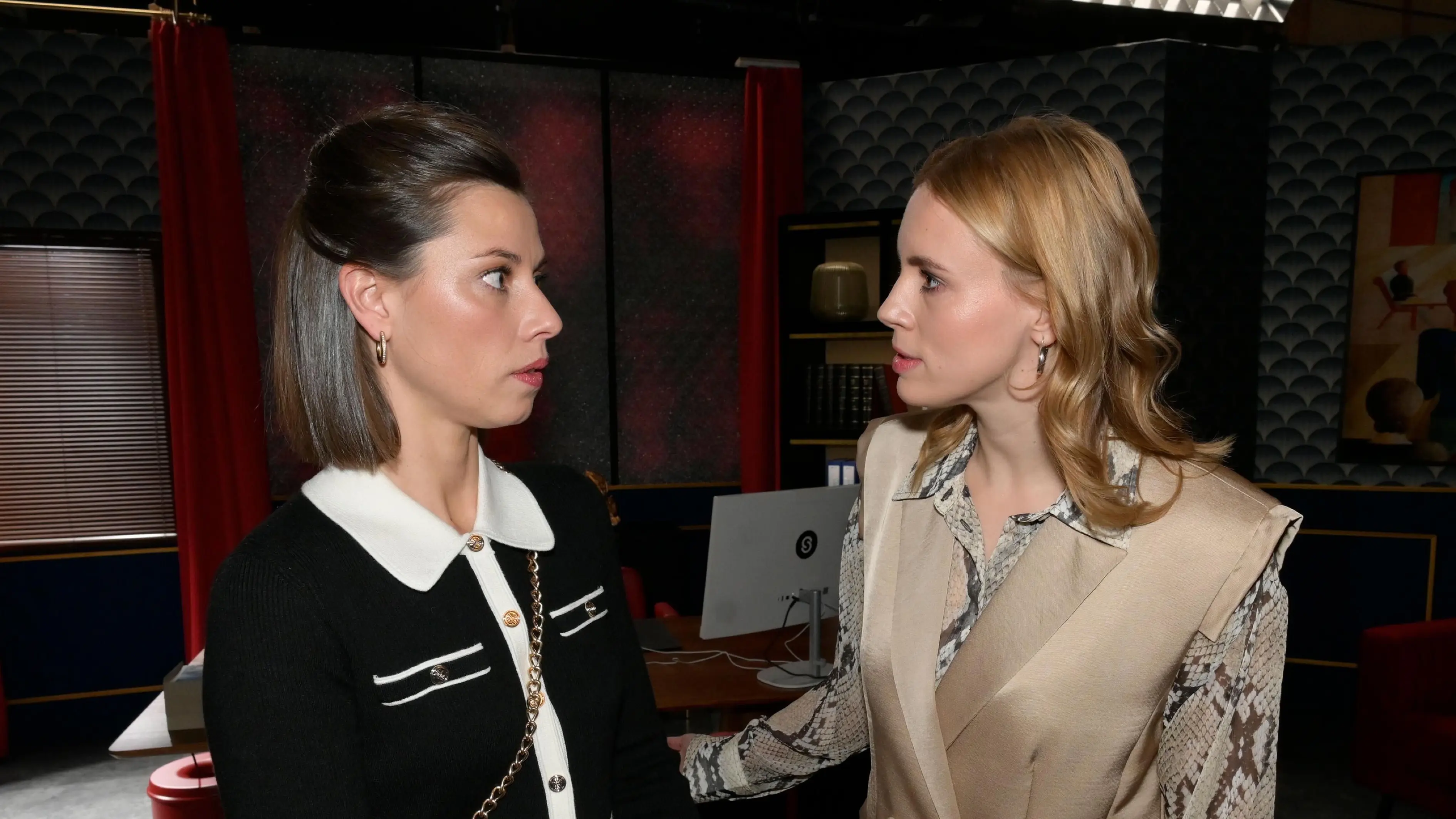 Matilda (Anna-Katharina Fecher) und Zoe (Lara Dandelion Seibert, r.) müssen eine herbe Niederlage einstecken.