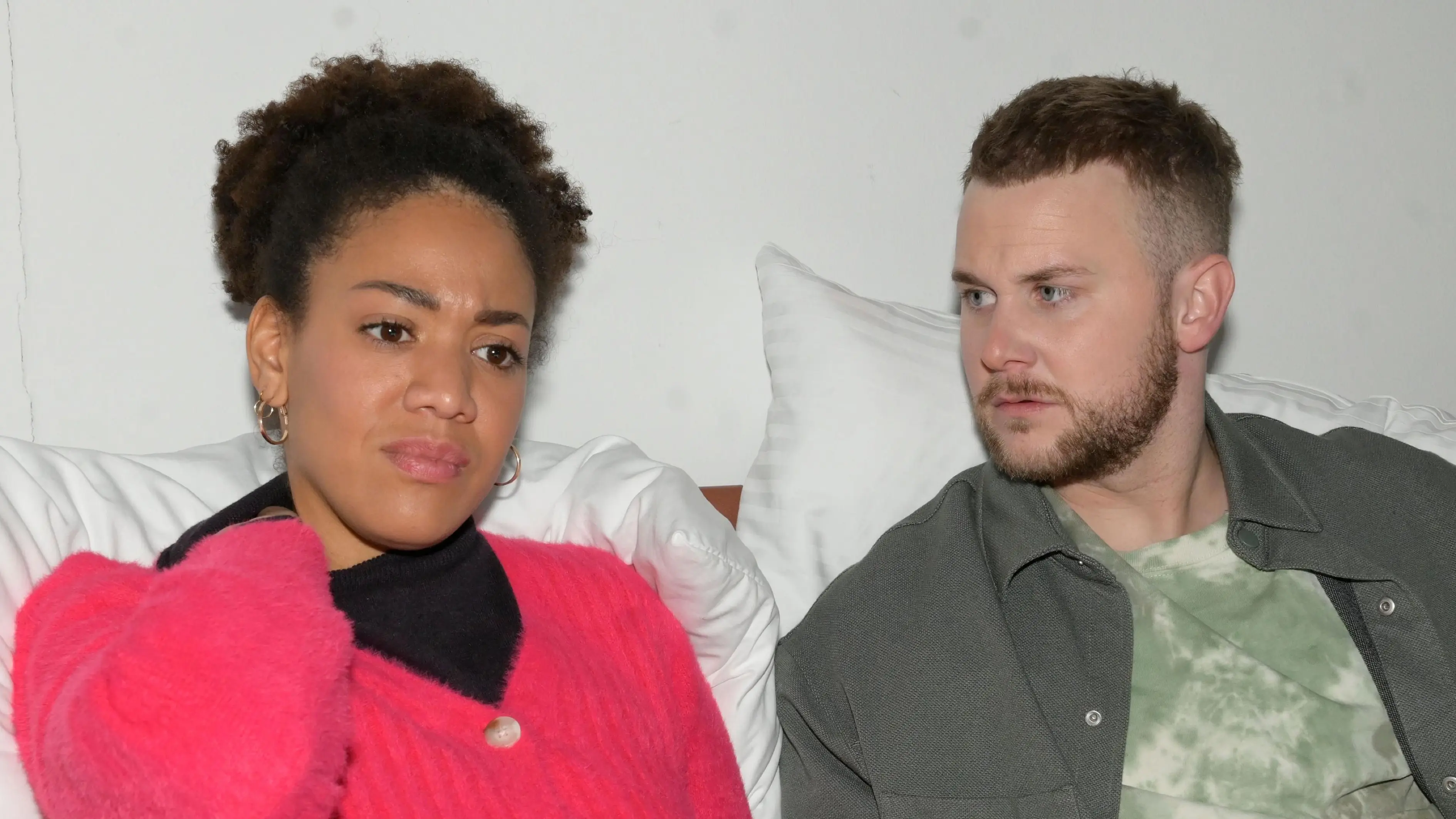 Gehen Flo (Pauline Afaja) und Jonas (Felix van Deventer) bald getrennte Wege?