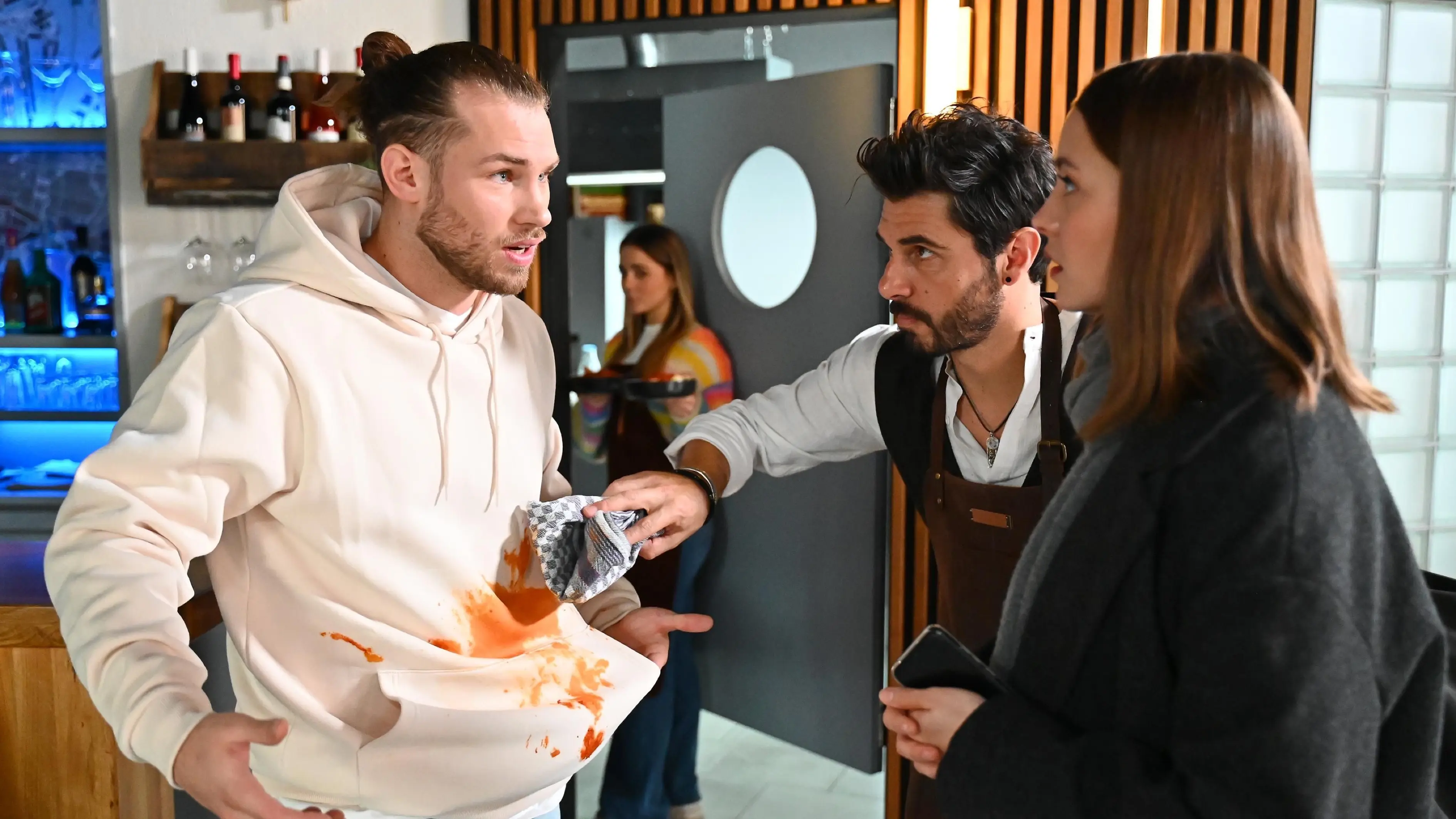 Valeas (Antonia Kolano, hinten) erstes Aufeinandertreffen mit Milan (Vitali Huk, l.) verläuft mehr als holprig. Matteo (Riccardo Angelini) und Lucie (Julia Wiedemann) versuchen, den Eisläufer zu beruhigen.