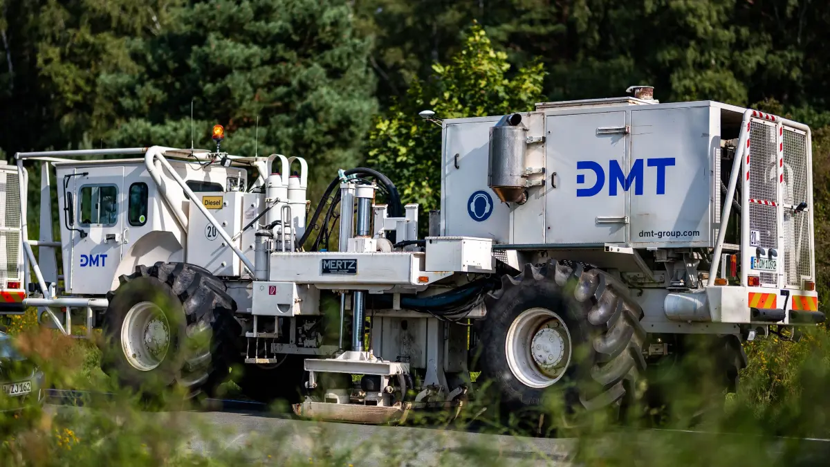 Solche Trucks werden demnächst rund um Neu-Ulm unterwegs sein und seismische Messungen durchführen.
