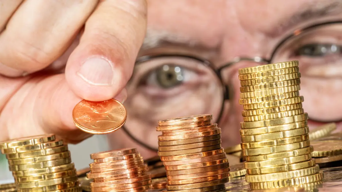 Rentner zählt sein Geld, Symbolfoto Altersvorsorge, Sorge um die Rente, Juni 2024 Deutschland, München, Juni 2024, älterer Mann zählt sein Geld, Symbolfoto Sparen, Sorge um die Rente, Vermögen, Geld, Erspartes, Ersparnisse, Euro, Zinsen, gestiegene Zinsen, Inflation, Börse, Aktienkurse, Sparplan, Altersvorsorge, finanzielle Sorgen, Sicherheit, Rentner, Boomer, Babyboomer, Senior, Senioren, Alter, vorsorgen, *** Pensioner counts his money, symbol photo retirement provision, concern about pension, June 2024 Germany, Munich, June 2024, older man counts his money, symbol photo savings, concern about pension, assets, money, savings, savings, euro, interest, increased interest rates, inflation, stock market, share prices, savings plan, reti