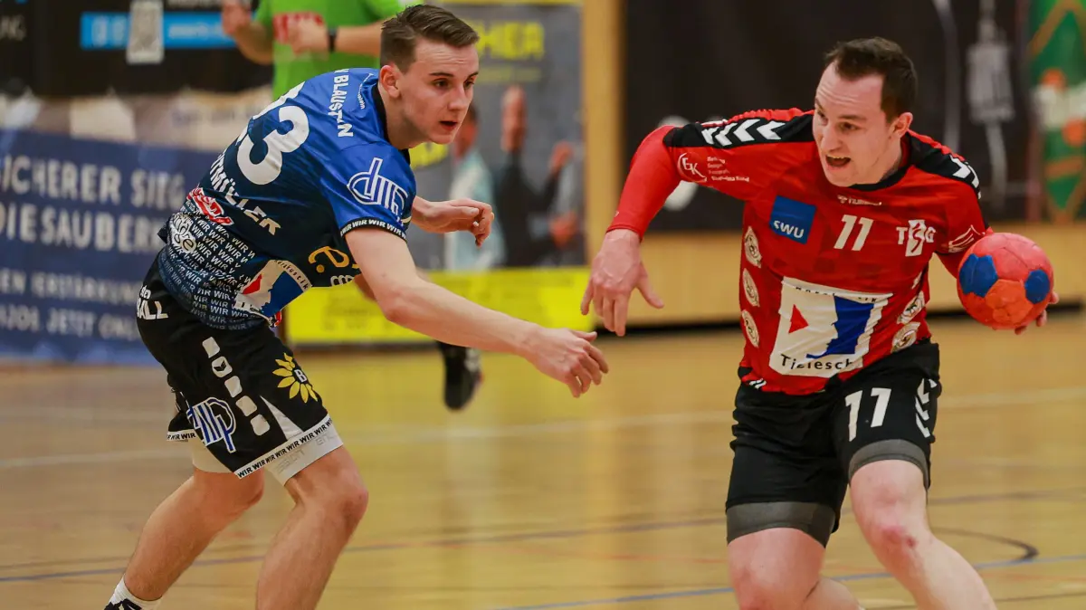 Patrick Klöffel von der TSG Söflingen sucht den Weg durch die Blausteiner Abwehr.