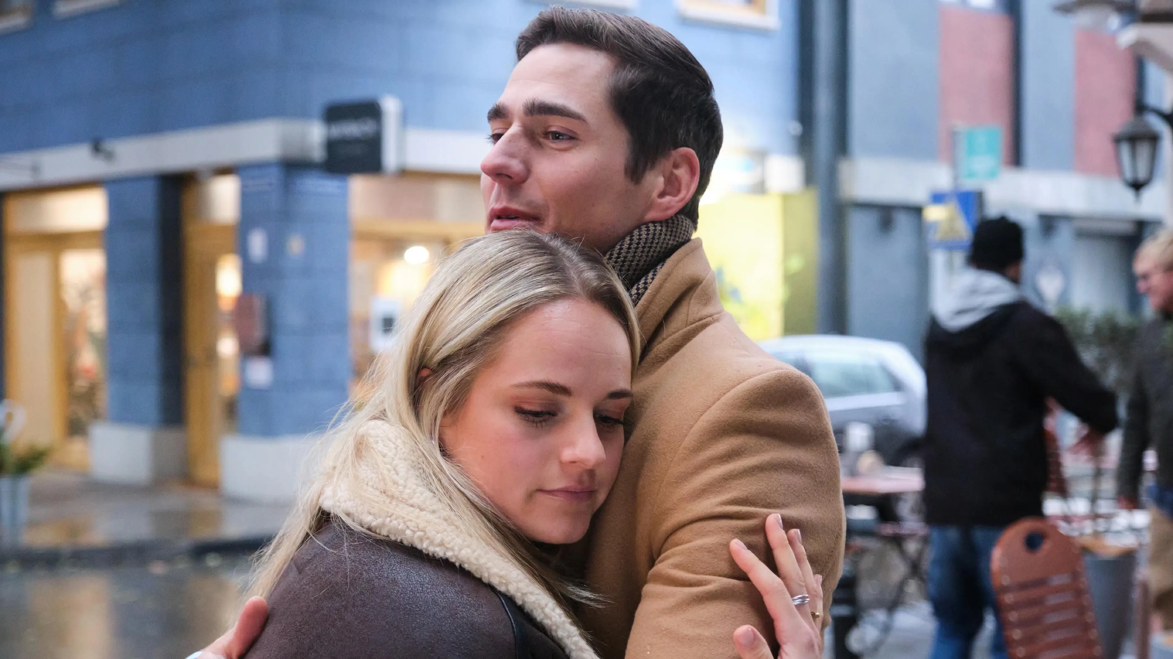 Bei "Unter uns" findet Cecilia (Carina Koller) selbst bei Ringo (Timothy Boldt) den gehofften Trost.