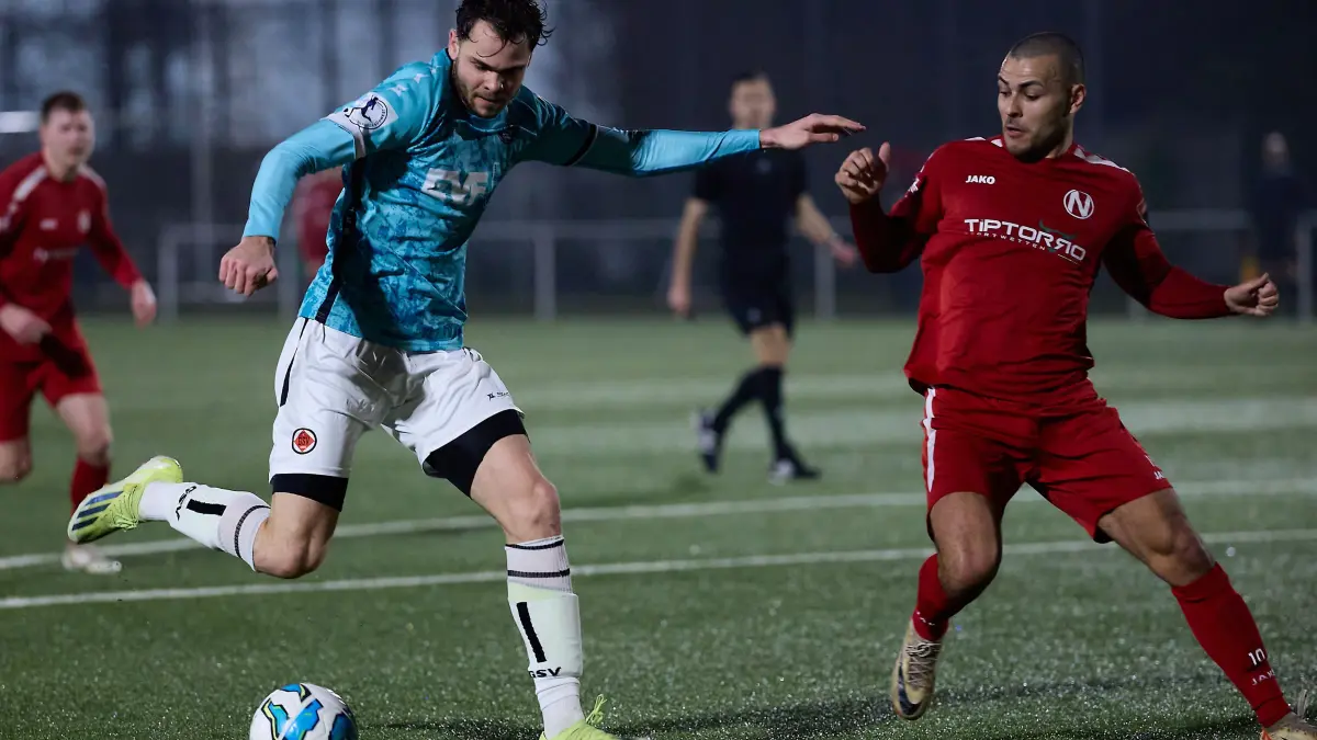 Adrian Freiwald (1. Goeppinger SV, #26) setzt im Duell, Zweikampf mit Marvin Gnaase (1. FC Normannia Gmuend, #10) zum Schuss an
GER, 1. Goeppinger SV gegen 1. FC Normannia Gmuend, Freundschaftsspiel, Spielzeit 2024/2025, 12.02.25
Foto: Eibner-Pressefoto/Gerald Oelze-de Stoppany