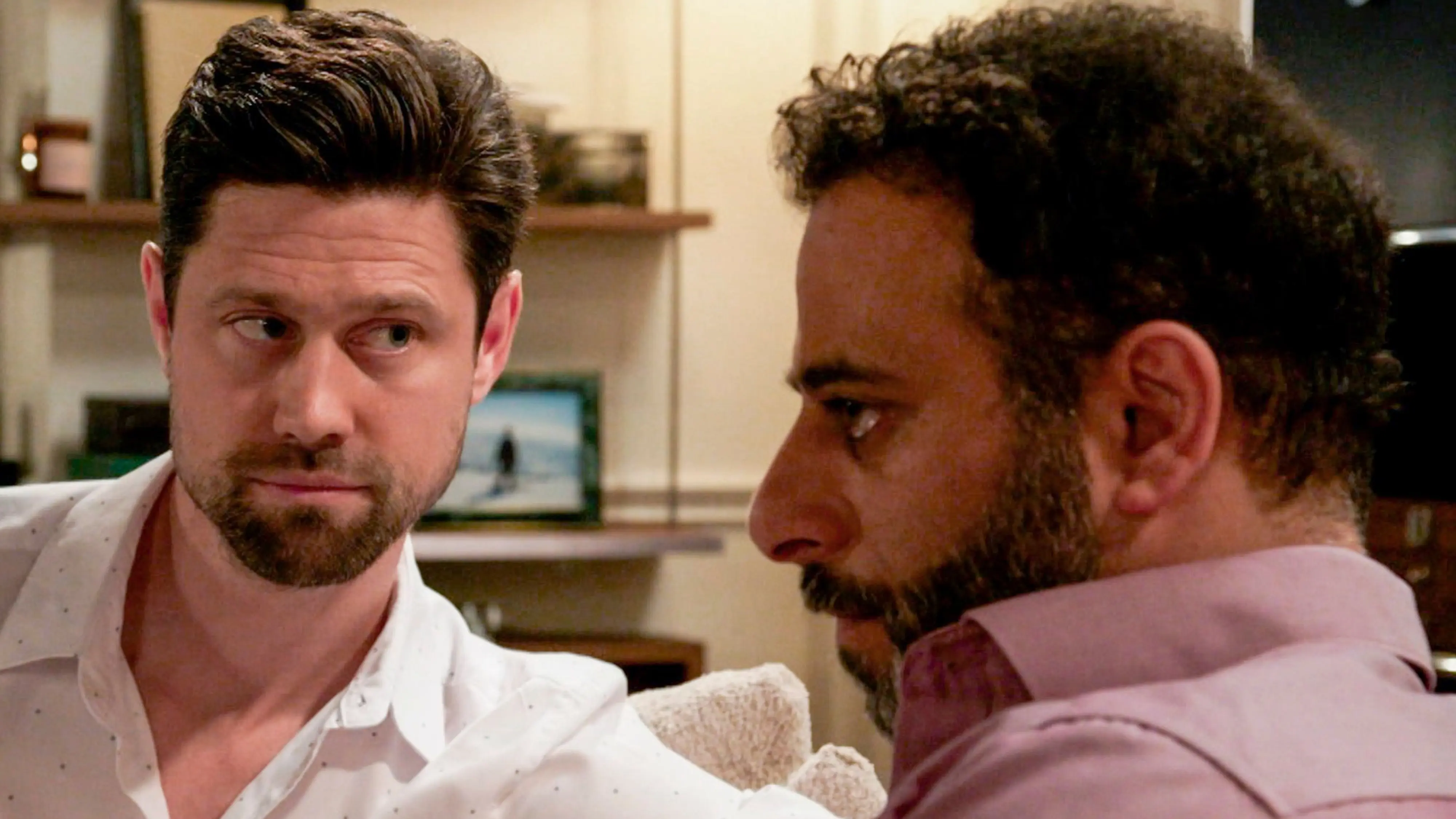 Bei "Rote Rosen" wird Julius (Jan Stapelfeldt, l.) von Mo (Yunus Cumartpay, r.) gebeten seine Prioritäten klarzumachen.