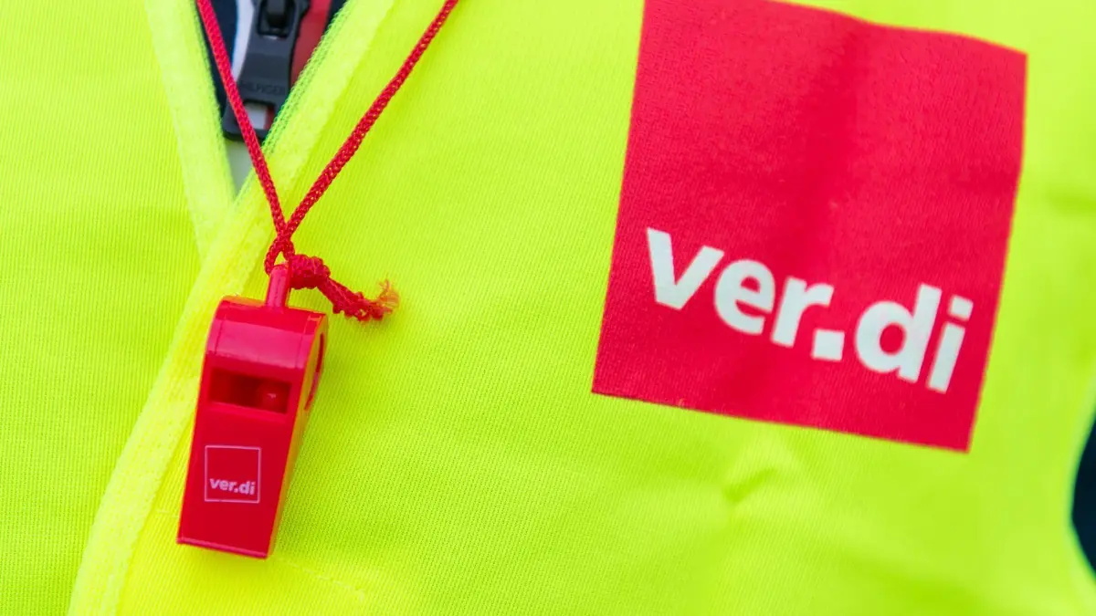 Gewerkschaft Verdi: ARCHIV - 10.04.2018, Berlin: Ein Streikender trägt eine Warnweste mit dem Verdi-Logo und eine rote Trillerpfeife. Im Tarifkonflikt im Einzelhandel bestreikt die Gewerkschaft Verdi nach eigenen Angaben erstmals ein Logistikzentrum von Kaufland in der Region Hannover (Illustration). (zu dpa: «Verdi-Warnstreik trifft Hannover, Wolfsburg und Göttingen») Foto: Christophe Gateau/dpa +++ dpa-Bildfunk +++