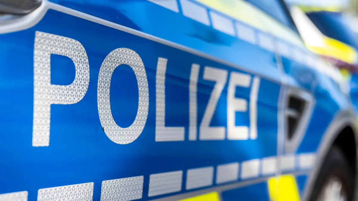 ILLUSTRATION - 28.09.2021, Nordrhein-Westfalen, Gütersloh: An der Tür von einem Streifenwagen steht der Schriftzug «Polizei». Beim Versuch, die Straßenbahn noch zu erwischen, ist ein Mann in Köln an einem Fußgängerüberweg von einer entgegenkommenden Bahn erfasst worden. (zu dpa: «75-Jähriger in Köln läuft zur Straßenbahn und wird erfasst») Foto: David Inderlied/dpa +++ dpa-Bildfunk +++