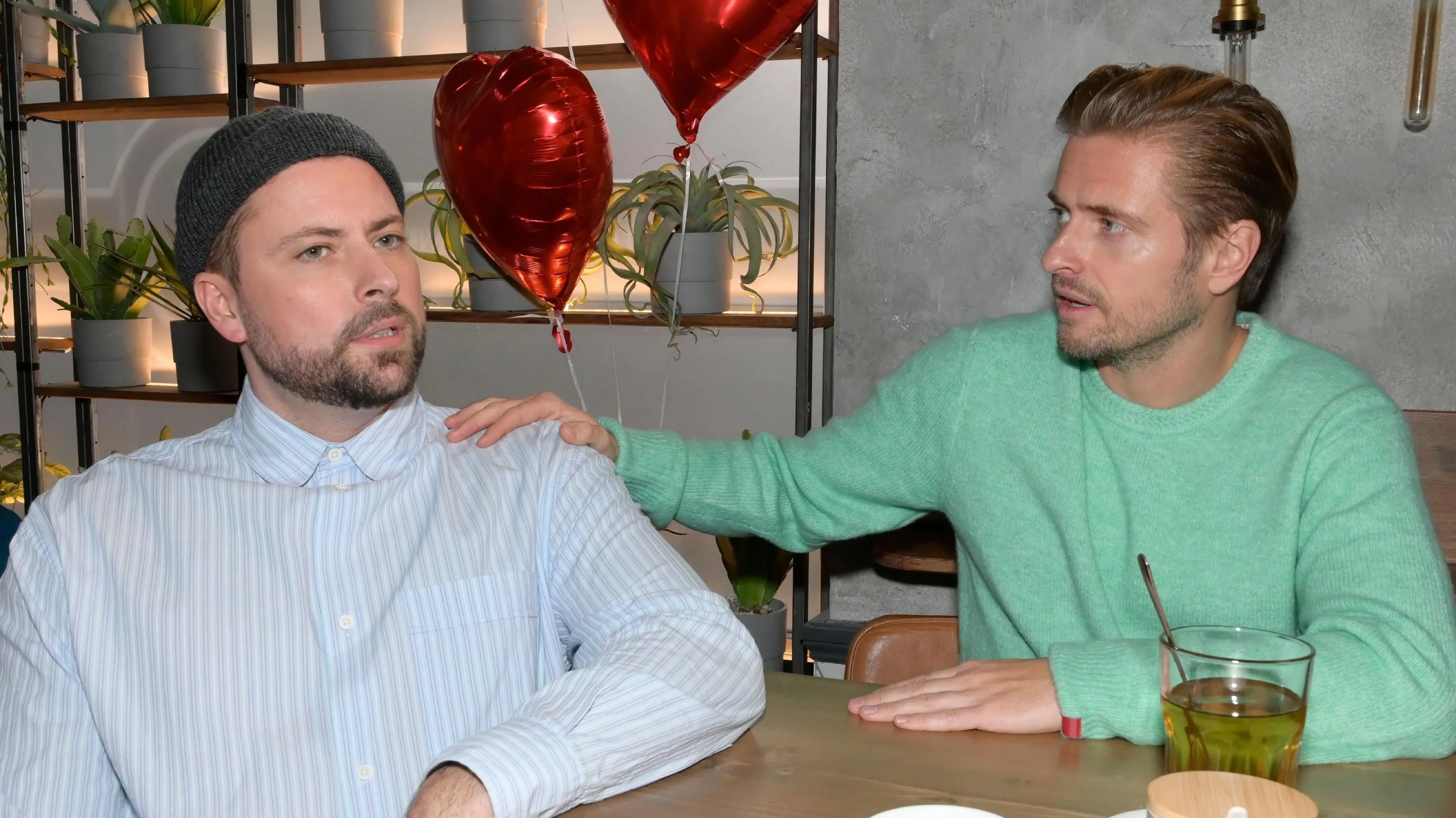 Bei GZSZ kann John (Felix von Jascheroff) vor Philip (Jörn Schlönvoigt, r.) nicht verbergen, dass er nichts mit dem Valentinstag anfangen kann.