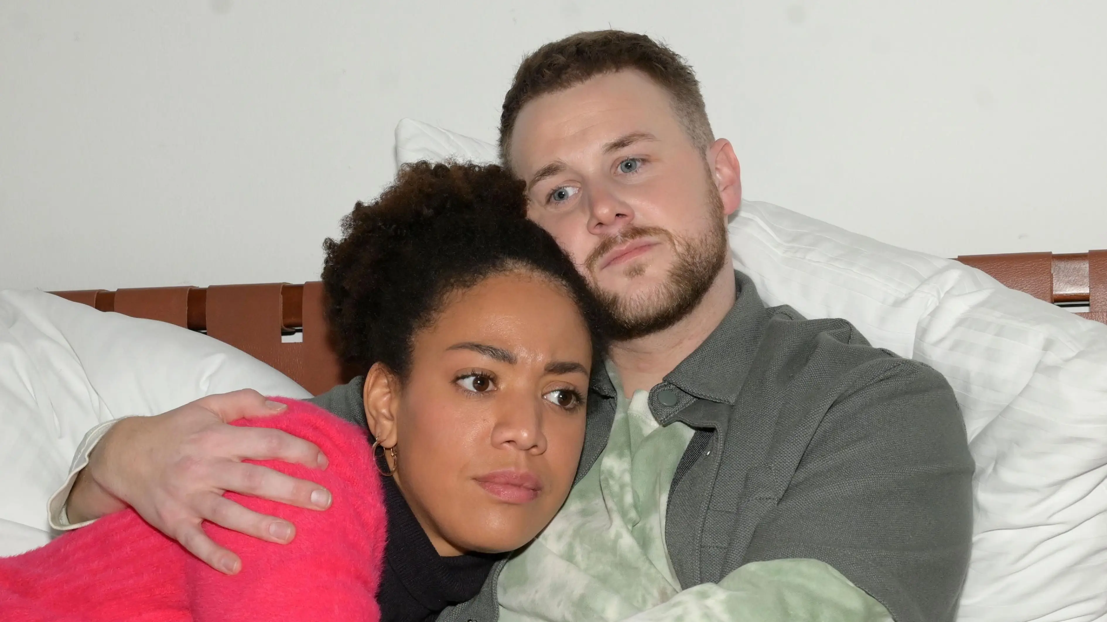 Flo (Pauline Afaja) weiß nicht, wie sie ihrem Freund Jonas (Felix van Deventer) die neue Nachricht beibringen soll.