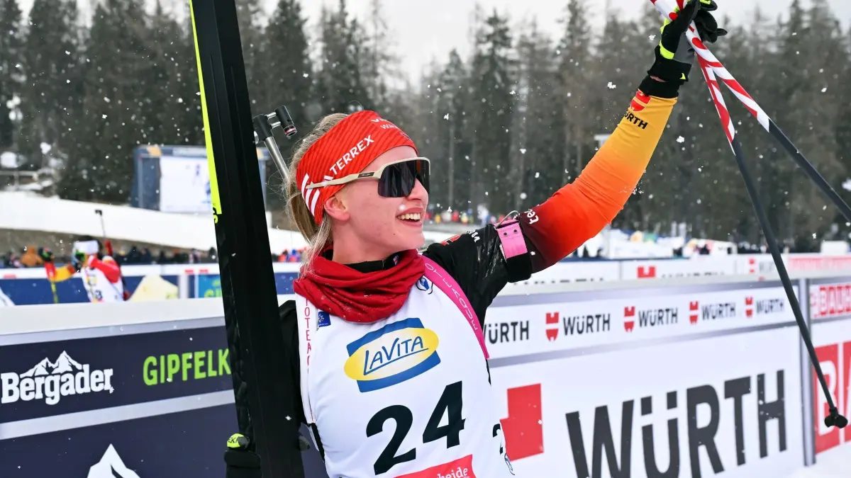 Biathlon: Weltmeisterschaft: 14.02.2025, Schweiz, Lenzerheide: Biathlon: Weltmeisterschaft, Sprint 7,5 km, Damen, Julia Tannheimer aus Deutschland reagiert im Ziel. Foto: Martin Schutt/dpa +++ dpa-Bildfunk +++