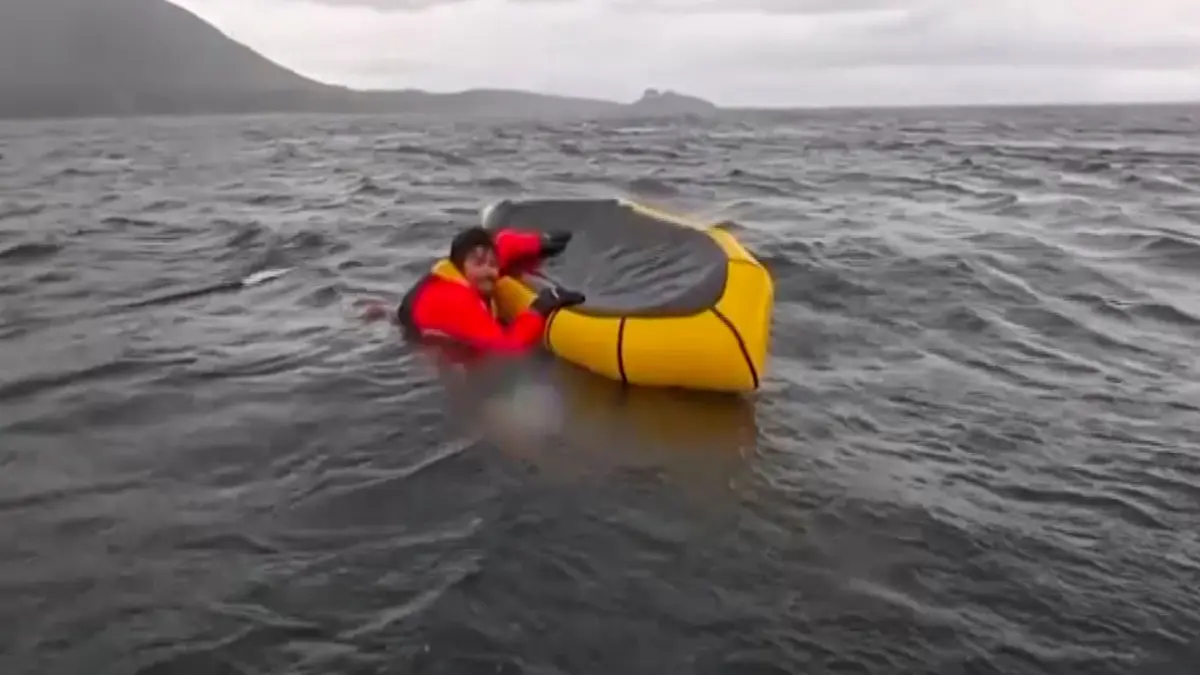 Kajakfahrer von Wal ins Maul genommen und wieder ausgespuckt: HANDOUT - 08.02.2025, Chile, ---: Kajakfahrer Adrian Simancas, nachdem er kurzzeitig von einem Buckelwal verschluckt wurde (Videostandbild). Ein Buckelwal hat einen 24 Jahre alten Kajakfahrer im Süden Chiles mitsamt seinem Boot ins Maul genommen und wenige Sekunden später wieder lebend ausgespuckt. Foto: Uncredited/Dell Simancas/AP/dpa - ACHTUNG: Nur zur redaktionellen Verwendung und nur mit vollständiger Nennung des vorstehenden Credits +++ dpa-Bildfunk +++