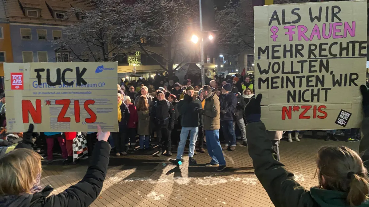 Mit Sprüchen und Bannern machen die Demonstrierenden ihre politische Haltung deutlich.