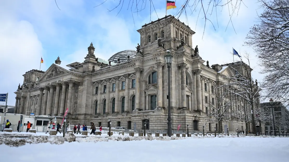 Winterwetter in Berlin: 14.02.2025, Berlin: Schnee liegt auf der Wiese vor dem Reichstagsgebäude, dem Sitz des Deutschen Bundestages. Foto: Elisa Schu/dpa +++ dpa-Bildfunk +++