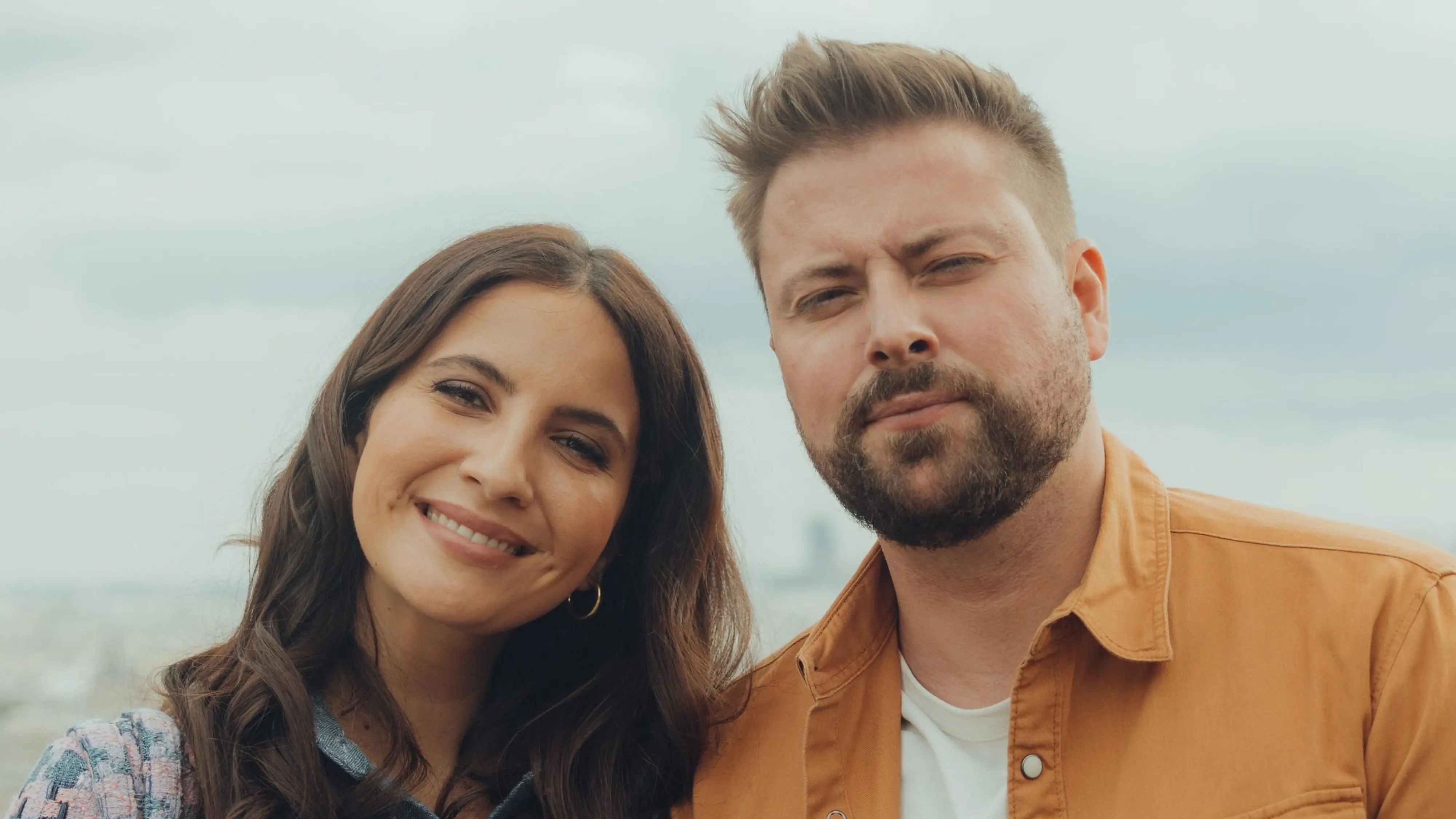 Laura (Chryssanthi Kavazi) und John (Felix von Jascheroff) führen aktuell eine Fernbeziehung.