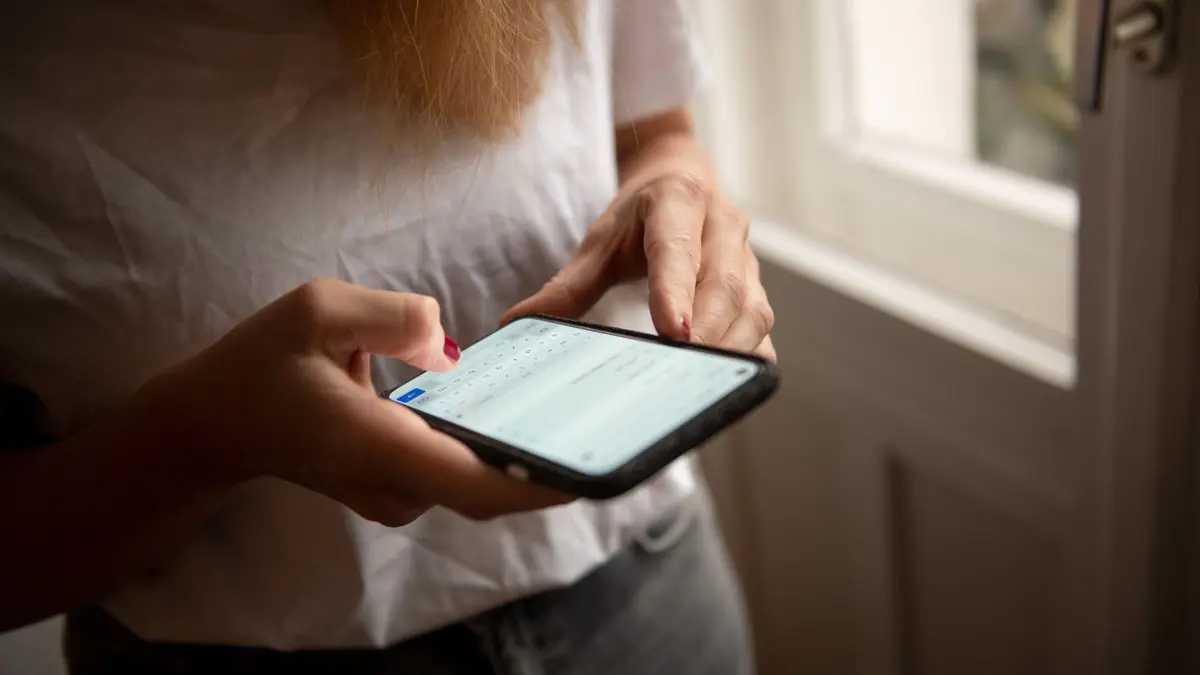 Eine Person tippt auf einem Smartphone: ILLUSTRATION - Heißt «alles drin» auch wirklich alles drin oder werden etwa automatisch Daten nachgebucht, wenn das monatliche Datenvolumen aufgebraucht ist. (zu dpa: «Diese 6 Kostenfallen lauern bei Handytarifen») Foto: Zacharie Scheurer/dpa-mag - Honorarfrei nur für Bezieher des Dienstes dpa-Magazin +++ dpa-Magazin +++