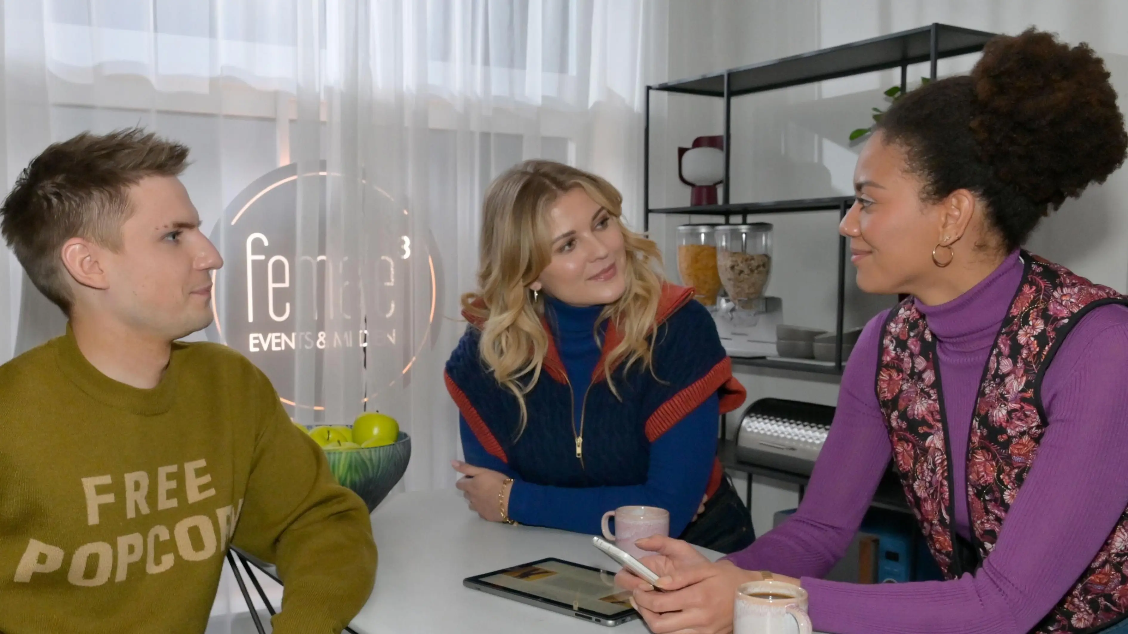 Bei GZSZ tut sich, trotz der Ablenkung von Moritz (Lennart Borchert) und Alicia (Josefin Bressel), Flo (Pauline Afaja, r.) mit ihren Gefühl für Nina schwer.