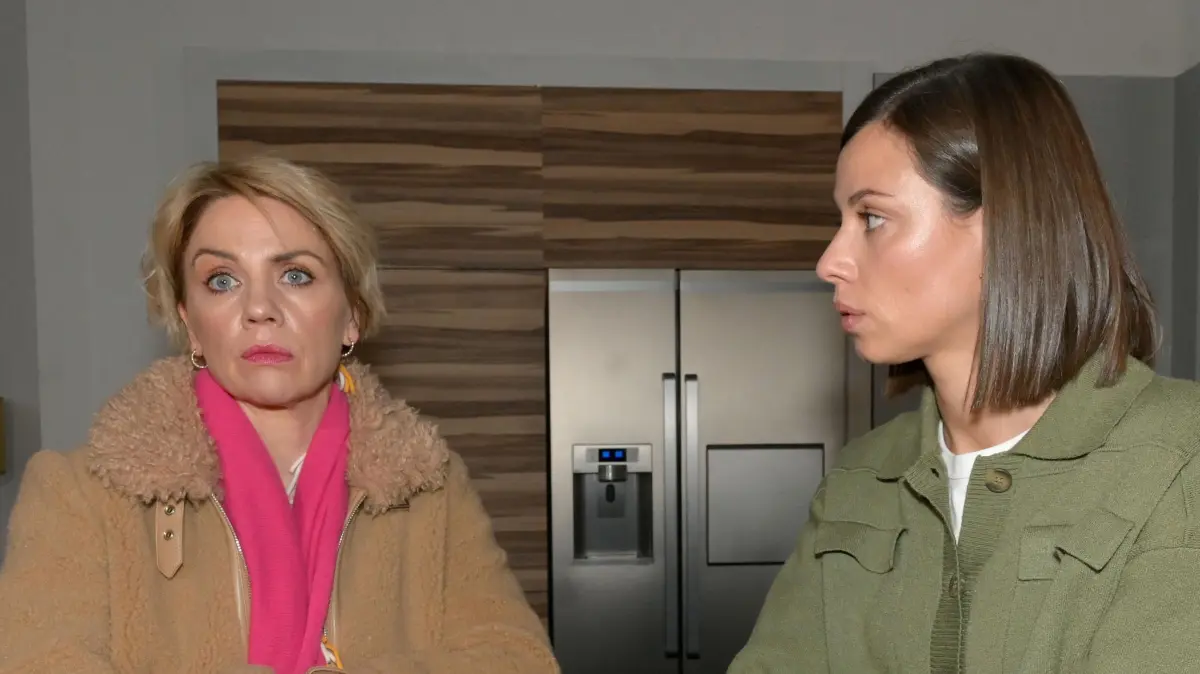 Yvonne (Gisa Zach, l.) ahnt nicht, dass Matilda (Anna-Katharina Fecher) ihr Familienglück zerstören will.
