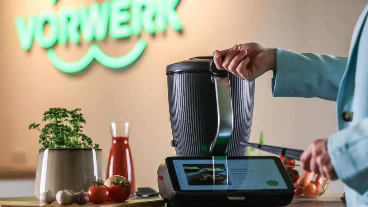 Vorwerk bringt neuen Thermomix heraus: PRODUKTION - 10.02.2025, Nordrhein-Westfalen, Köln: Eine Frau bedient den neuen Thermomix TM7. Der Hersteller von Haushaltsprodukten, Vorwerk bringt im Frühjahr einen neuen Thermomix auf den Markt. Foto: Oliver Berg/dpa +++ dpa-Bildfunk +++