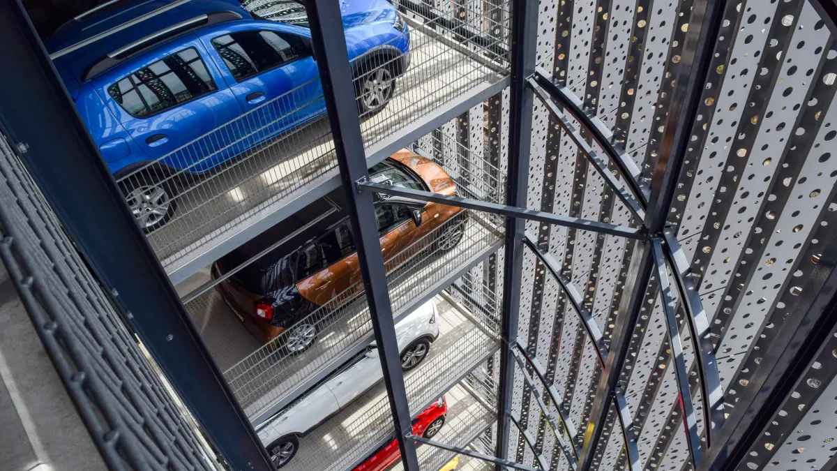 NPG-Standardlizenz, Modernes mehrschichtiges Parkhaus: Gestapelte Böden mit bunten europäischen Fahrzeugen in einer öffentlichen Parkstruktur (Totalaufnahme) – Frankfurt, Deutschland. 507574263 Download am 14.2.25 für Hohenloher Tagblatt. Foto: © Nate Hovee/adobe.stock.com