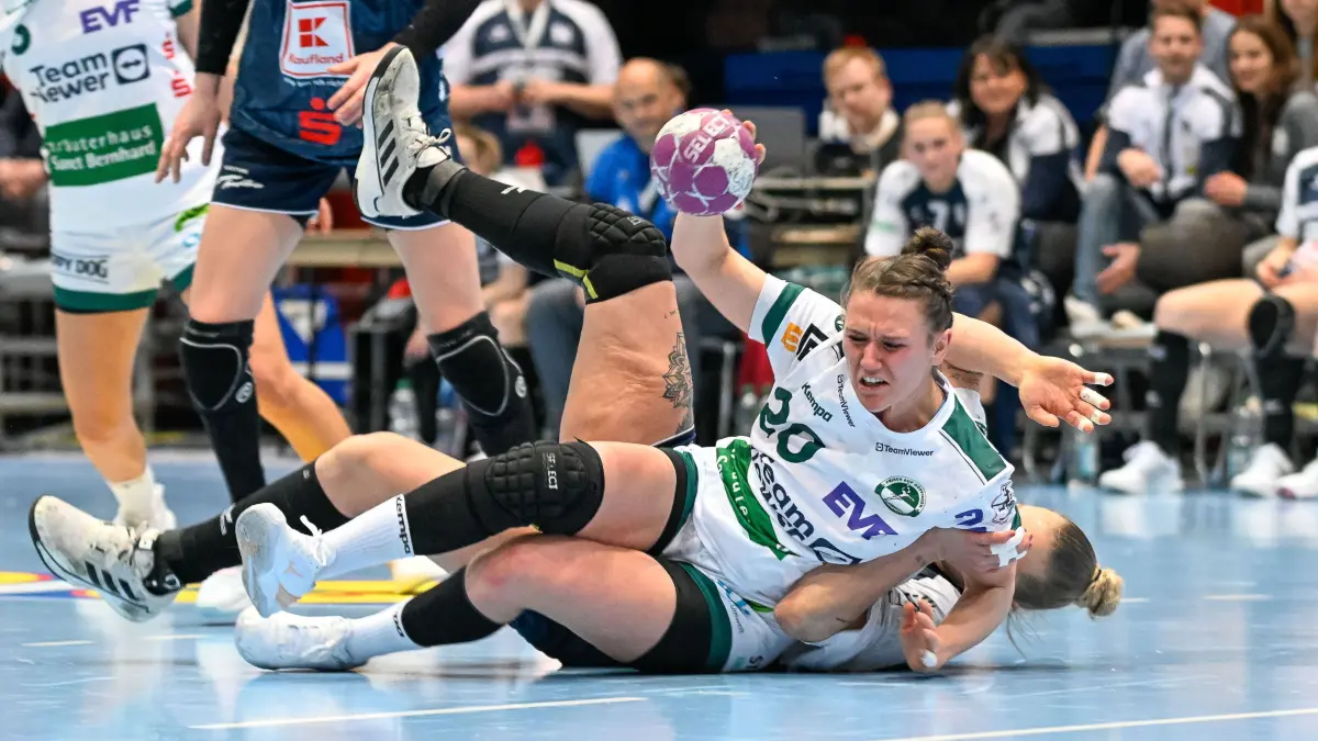 Sport-Union Neckarsulm vs.FRISCH AUF Goeppingen, Handsball, 1. Bundesliga, 17. Spieltag, 2024/2025, 15.02.2025, : Louisa De Bellis (FRISCH AUF Goeppingen #20) wird unsanft von Stefanie Kaiser (Sport-Union Neckarsulm #92) gelegt, Sport-Union Neckarsulm vs.FRISCH AUF Goeppingen, Handsball, 1. Bundesliga, 17. Spieltag, 2024/2025, 15.02.2025,