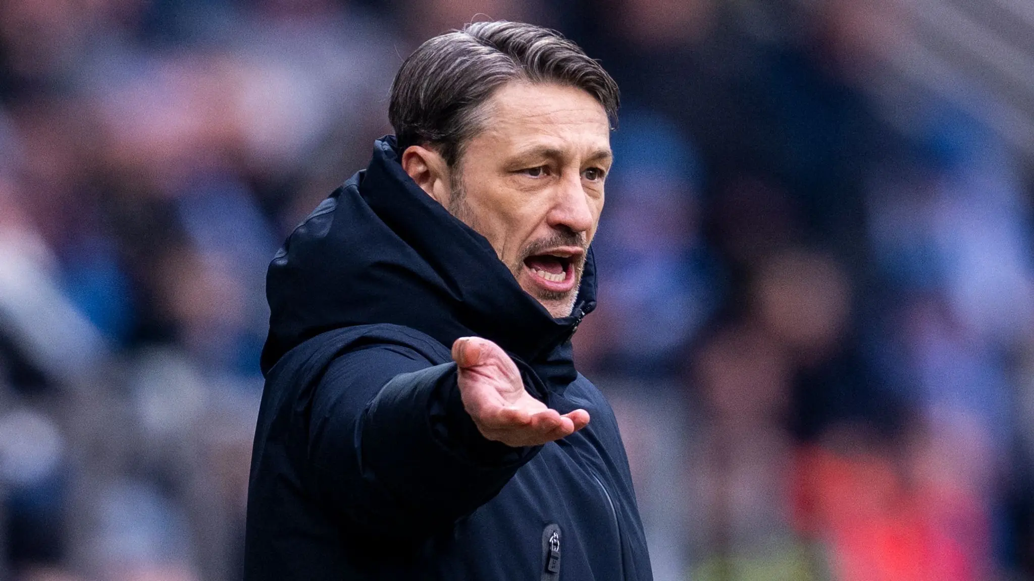 VfL Bochum - Borussia Dortmund: 15.02.2025, Nordrhein-Westfalen, Bochum: Fußball: Bundesliga, VfL Bochum - Borussia Dortmund, 22. Spieltag, Vonovia Ruhrstadion: Dortmunds Trainer Niko Kovac reagiert. Foto: David Inderlied/dpa - WICHTIGER HINWEIS: Gemäß den Vorgaben der DFL Deutsche Fußball Liga bzw. des DFB Deutscher Fußball-Bund ist es untersagt, in dem Stadion und/oder vom Spiel angefertigte Fotoaufnahmen in Form von Sequenzbildern und/oder videoähnlichen Fotostrecken zu verwerten bzw. verwerten zu lassen. +++ dpa-Bildfunk +++