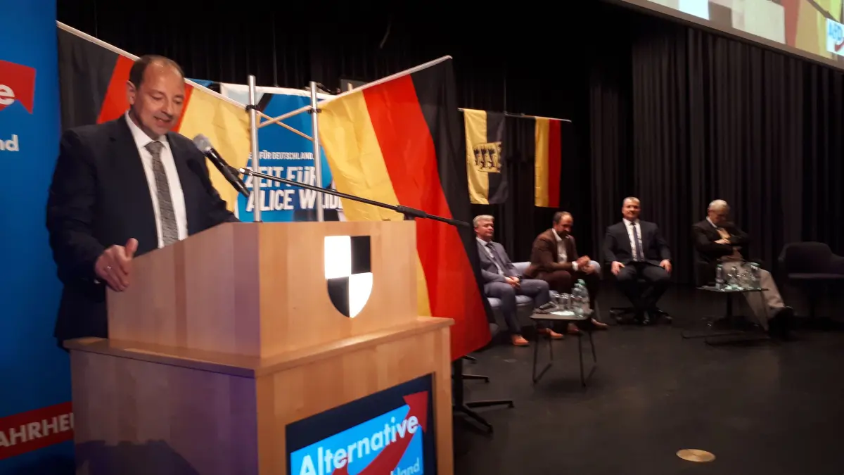 Die AfD hatte zum Bürgerdialog in der Hechinger Stadthalle Museum aufgerufen. Am Rednerpult der Landtagsabgeordnete Joachim Steyer.