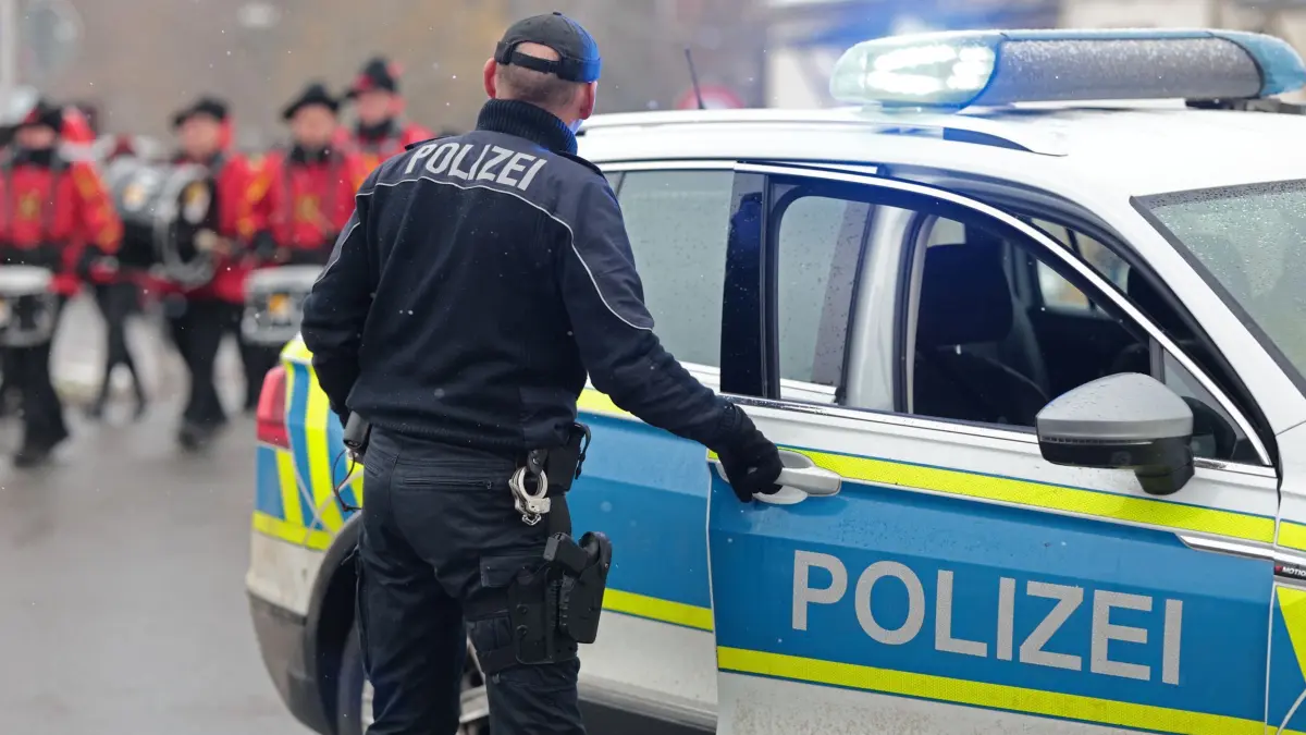 Traditioneller Faschingsumzug in Thale: 16.02.2025, Sachsen-Anhalt, Thale: Einsatzkräfte der Polizei sichern einen Faschingsumzug in Thale. Zum 21. Mal veranstaltet der Thalenser Carneval Club e.V. seinen farbenfrohen Faschingsumzug. Gastvereine aus dem Harz nahmen mit mehreren Hundert Kostümierten Gästen und vielen Wagen am Umzug durch die Sagenstadt Thale teil. Foto: Matthias Bein/dpa +++ dpa-Bildfunk +++