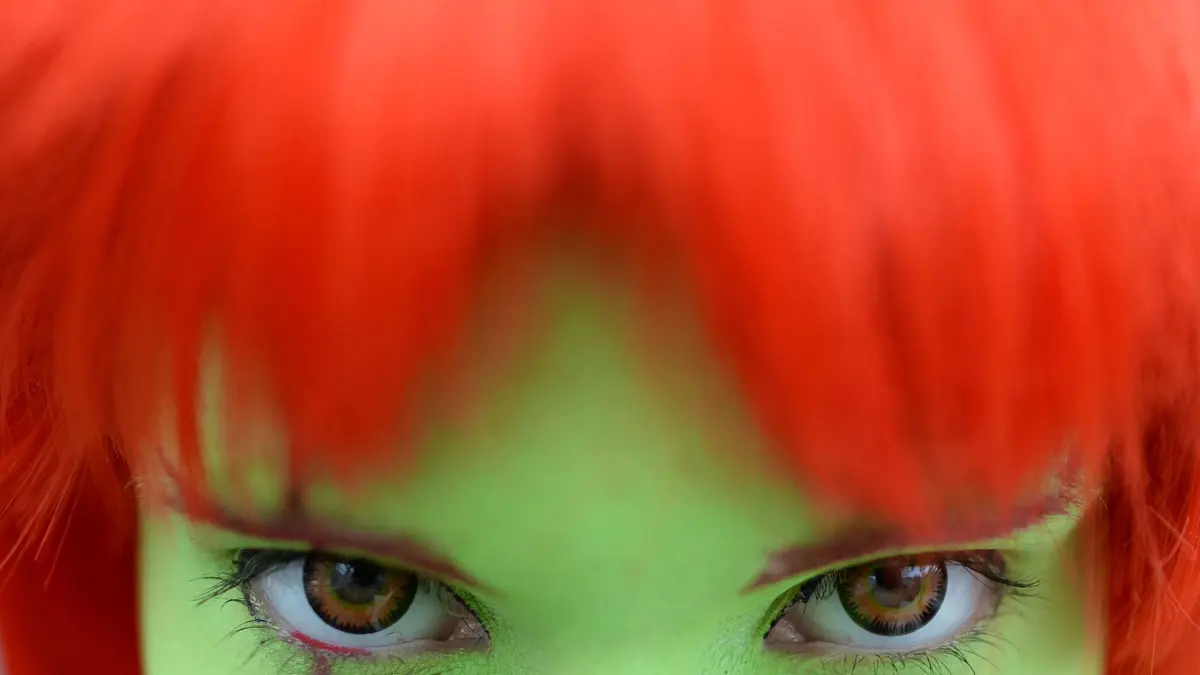 Cosplayerin mit farbigen Kontaktlinsen