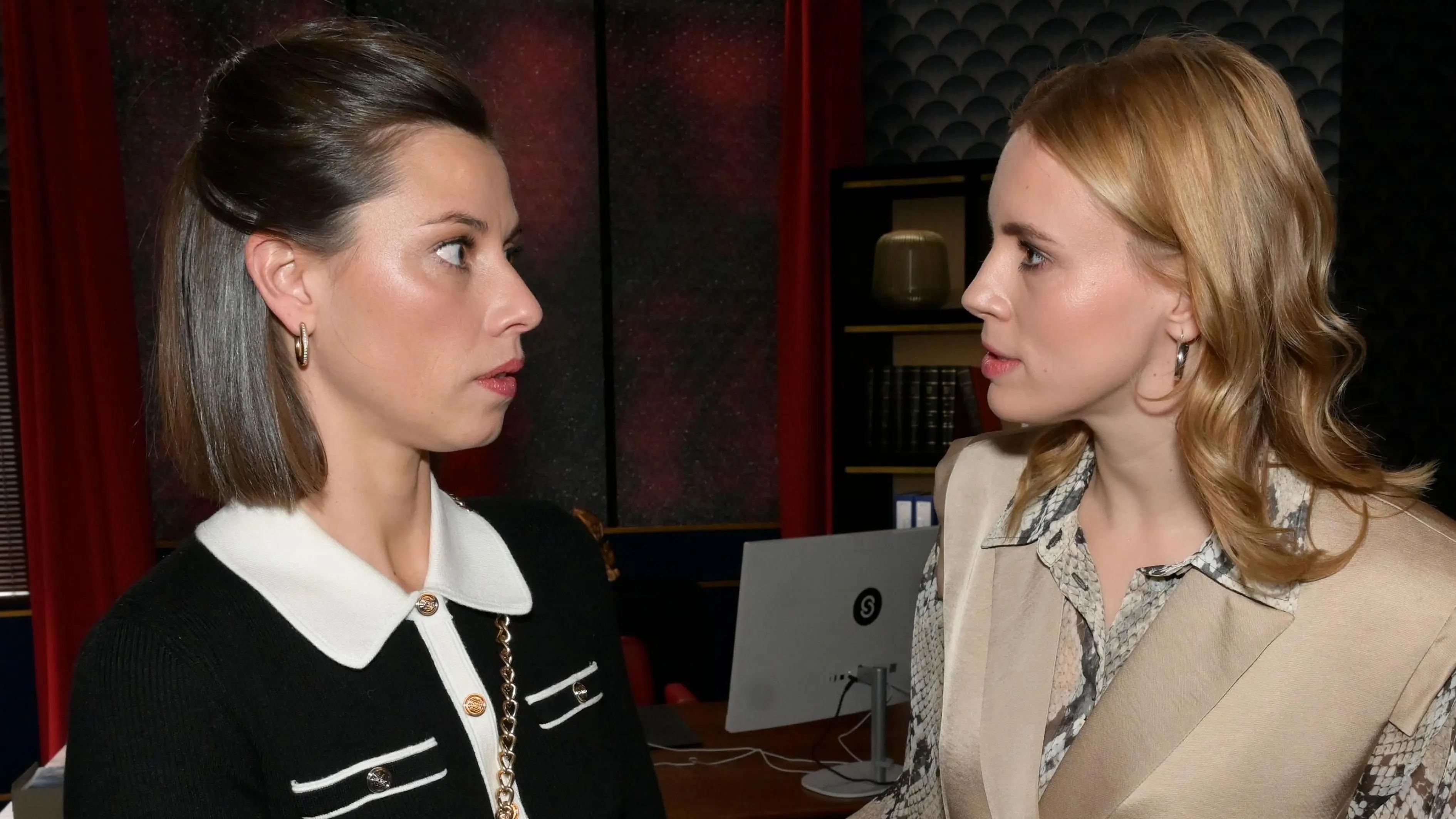 Bei GZSZ wird Matilda (Anna-Katharina Fecher) von Zoe (Lara Dandelion Seibert, r.) für den Misserfolg bei ihrer Intrige gegen Gerner verantwortlich gemacht.
