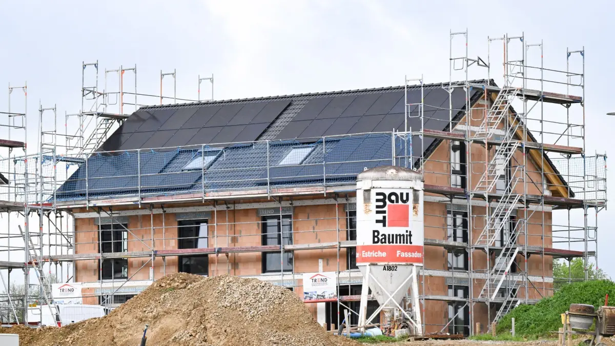 Neubau: ARCHIV - 18.04.2024, Baden-Württemberg, Renningen: Häuser werden in einem Neubaugebiet gebaut. (zu dpa: «Nachfrage nach Bausparverträgen von Schwäbisch Hall sinkt») Foto: Bernd Weißbrod/dpa +++ dpa-Bildfunk +++