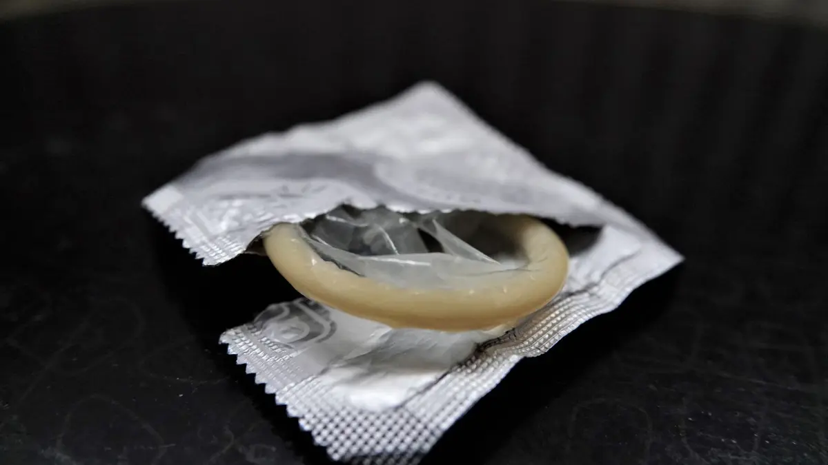 Kondom: ARCHIV - 03.02.2023, NA, Düsseldorf: Eine geöffnete Kondompackung liegt neben einem Bett auf einem Nachttisch. (Zu dpa "Kondom löst Pille als Verhütungsmittel Nummer eins ab") (zu dpa: «Zahl der Geschlechtskrankheiten in NRW schwankt weiterhin») Foto: Ann-Marie Utz/dpa +++ dpa-Bildfunk +++