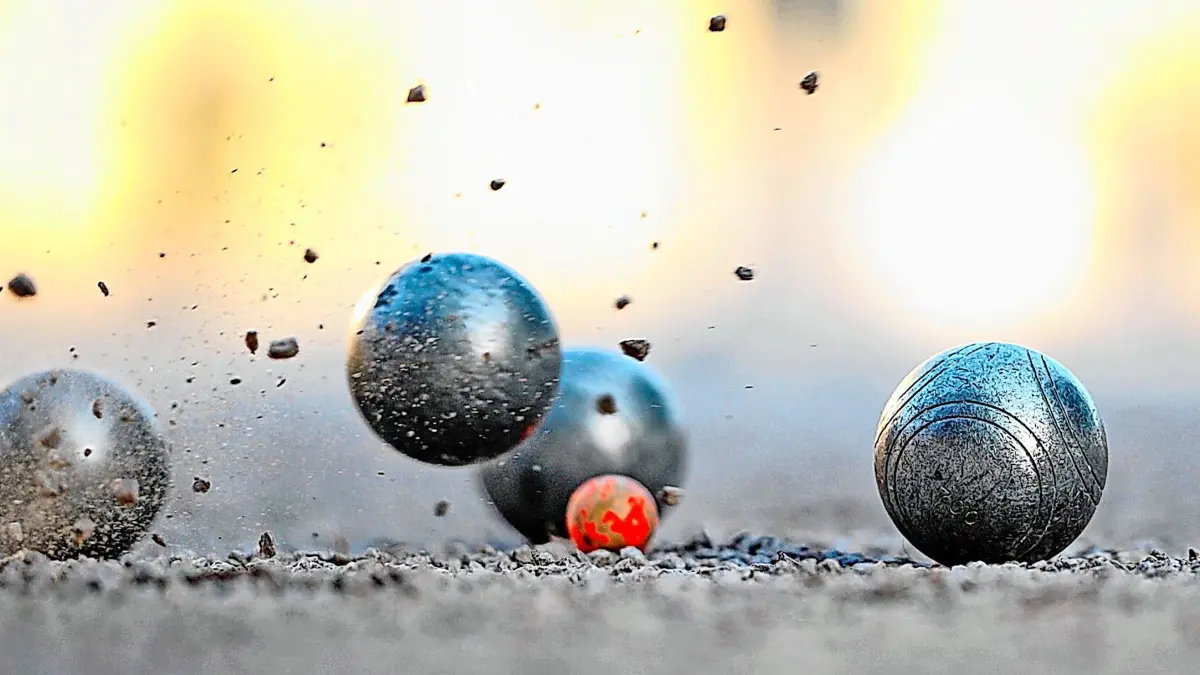 ARCHIV - Petanque (Boule) Spieler aus Stuttgart werfen am 24.07.2012 auf dem Stuttgarter Schlossplatz bei dem aus Frankreich stammenden Kugelspiel Eisenkugeln so nah wie möglich an eine kleine Holzkugel (Schweinchen) heran. Foto: Bernd Weißbrod/dpa (zu dpa-Meldung: «Konkurrenz für Fußball - Größtes Pétanque-Turnier in Marseille » vom 04.07.2016) +++(c) dpa - Bildfunk+++