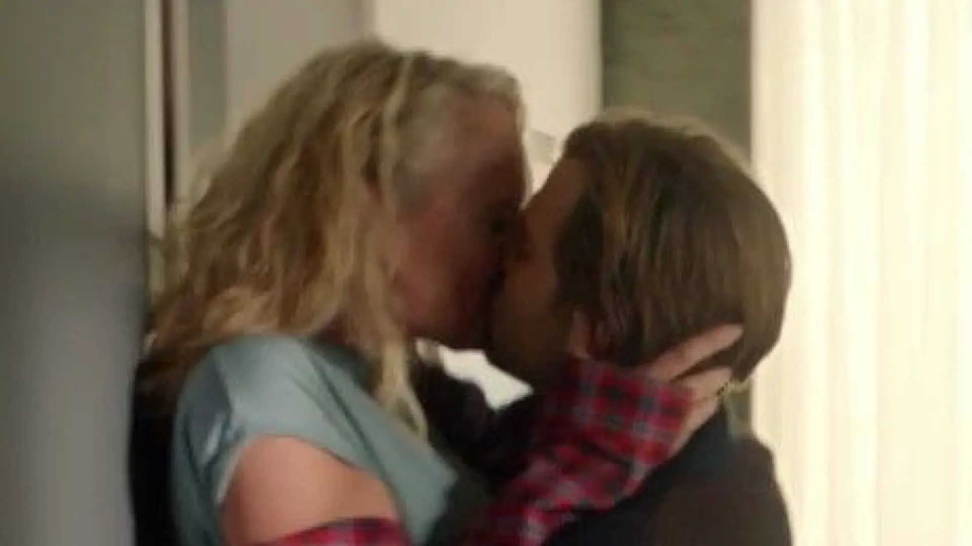 Neue Szene bei GZSZ: Maren (Eva Mona Rodekirchen) und Julian (Onno Buß) können nicht die Finger voreinander lassen.