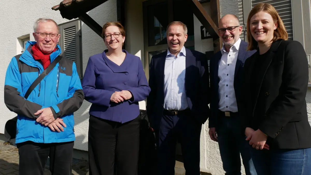 Sie freuten sich vor einer der Reutlinger Oasen über den Besuch der SPD-Bundesbauministerin Klara Gewyitz (2. von links), Ronja Nothofer-Hahn (von rechts), Ulrich Högel, Sebastian Weigle und ganz links Helmut Treutlein.
