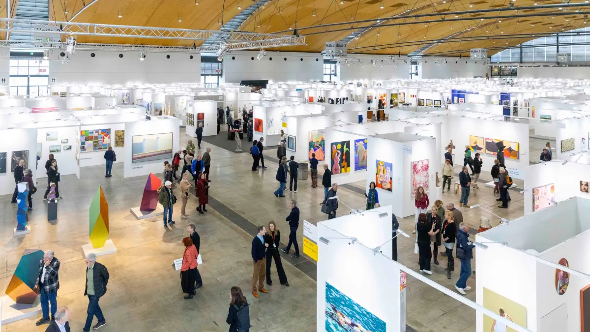 Viel Kunst, viele Besucherinnen und Besucher: Ein Blick in die Art Karlsruhe 2024.
