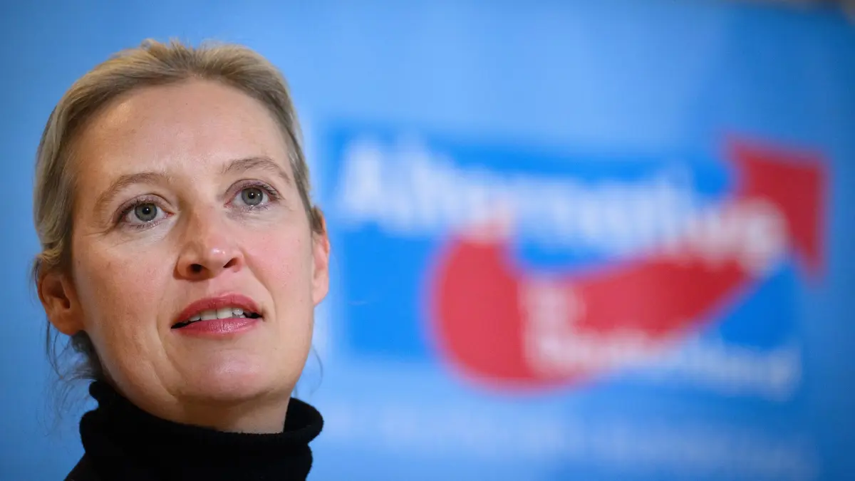 AfD-Kanzlerkandidatin und -Fraktionsvorsitzende Alice Weidel: ARCHIV - 03.12.2024, Berlin: Alice Weidel, Vorsitzende der AfD-Bundestagsfraktion, äußert sich vor Beginn der Fraktionssitzung der Bundestagsfraktion der AfD im Deutschen Bundestag. (zu dpa: «Alice Weidel und die Frage nach dem Wohnsitz») Foto: Bernd von Jutrczenka/dpa +++ dpa-Bildfunk +++