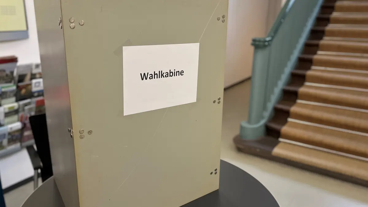 Im Sulzer Rathaus können die Bürgerinnen und Bürger zu den Öffnungszeiten auch vorm Sonntag noch vor Ort wählen.