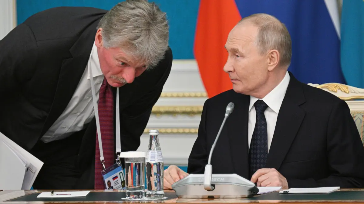 Kremlchef Putin und sein Sprecher Peskow: HANDOUT - 27.11.2024, Kasachstan, Astana: Auf diesem von der staatlichen Nachrichtenagentur Sputnik via AP veröffentlichten Foto hört Kreml-Sprecher Dmitri Peskow, links, dem russischen Präsidenten Wladimir Putin vor einer Vertragsunterzeichnung in der Präsidentenresidenz Akorda zu. (zu dpa: «Kreml: Russland und USA sprachen über Wahlen in der Ukraine») Foto: Ramil Sitdikov/Pool Sputnik Kremlin/AP/dpa +++ dpa-Bildfunk +++