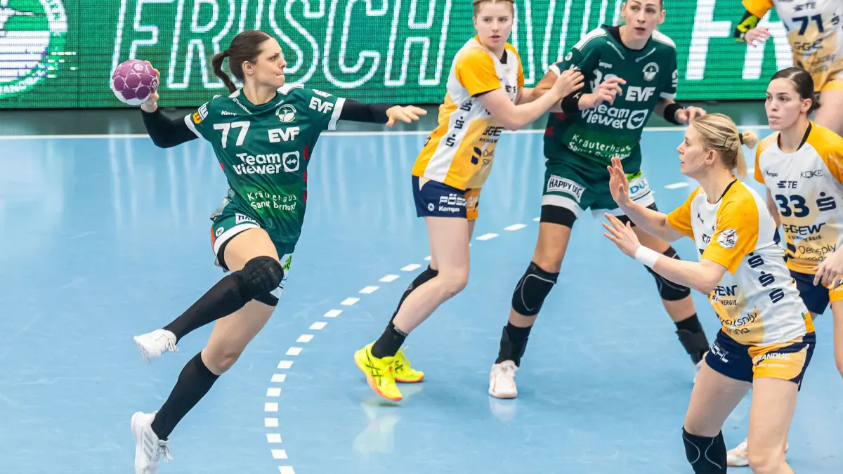 Frisch Auf Goeppingen vs. HSG Bensheim/Auerbach, Handball, 1. Bundesliga, Spielzeit 2024/2025, 19.02.2025: Carmen Moser (Frisch Auf Frauen, #77) wirft aus dem Rueckraum, Frisch Auf Goeppingen vs. HSG Bensheim/Auerbach, Handball, 1. Bundesliga, Spielzeit 2024/2025, 19.02.2025
Foto: EIBNER/Michael Schmidt