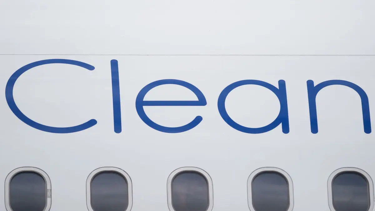 Schriftzug Clean an der Außenseite eines Flugzeugs: ARCHIV - Airlines oder Veranstalter bieten eine CO2-Kompensation oft schon bei der Buchung an. Eine Alternative dazu sind gemeinnützige Organisationen. (zu dpa: «Reisende können CO2-Fußabdruck oft nur indirekt ausgleichen») Foto: Klaus-Dietmar Gabbert/dpa-tmn - Honorarfrei nur für Bezieher des dpa-Themendienstes +++ dpa-Themendienst +++