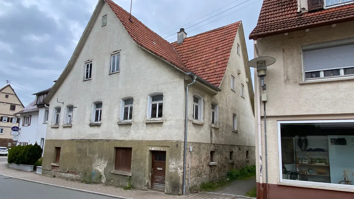 Das Ende 2024 für eine Ortskernsanierung abgerissene Haus Lindenstraße 3 in Bodelshausen