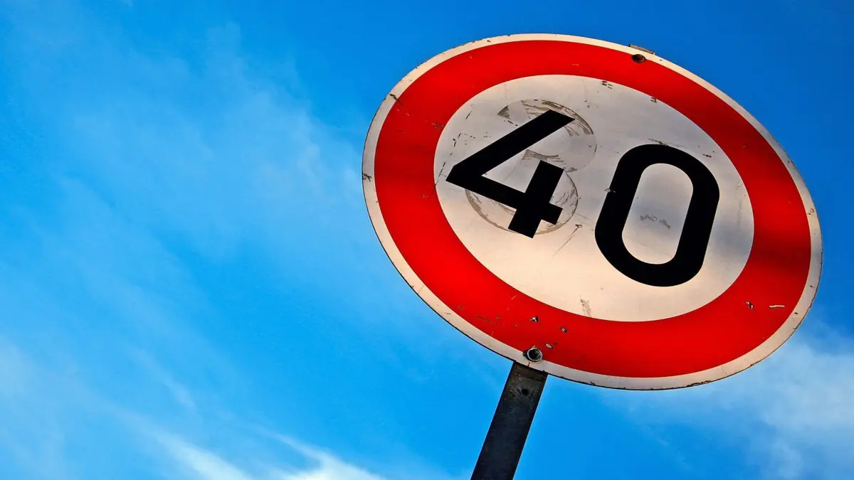 Unser Leser hofft, dass es in Schramberg nur zur Reduzierung auf Tempo 40 kommt. (Symbolfoto)