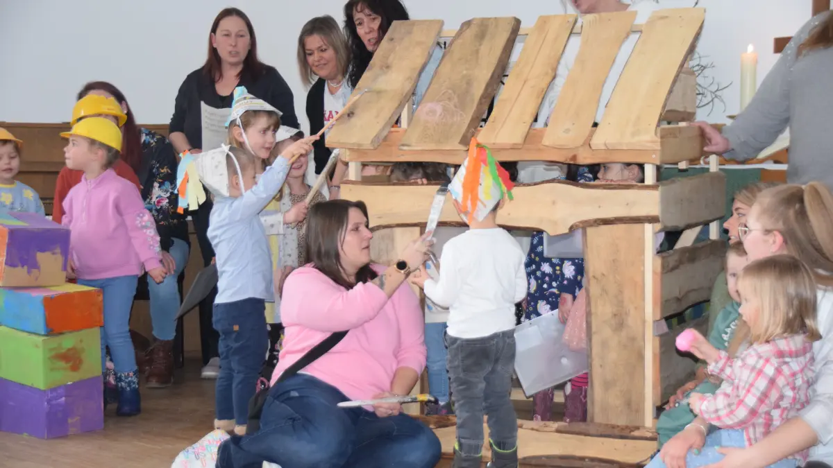 Im frisch sanierten Gemeindezentrum Stiegel haben auch die Kinder bei der Einweihung fleißig als Handwerker Hand angelegt.