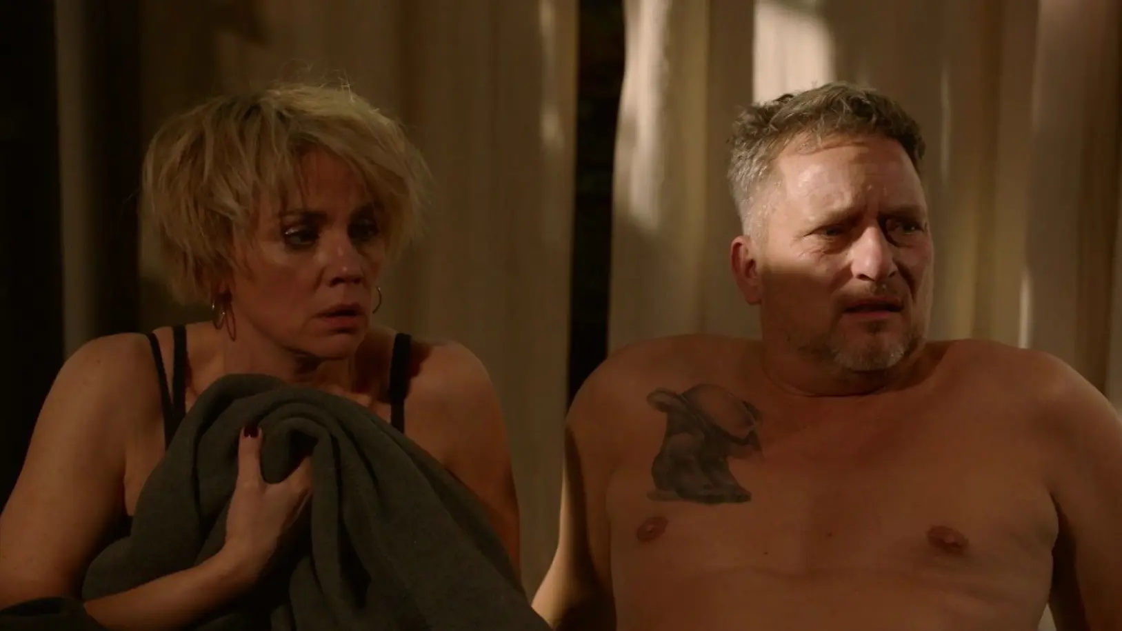 Yvonne (Gisa Zach) und Michi (Lars Pape) wissen nicht, was in der Nacht passiert ist.