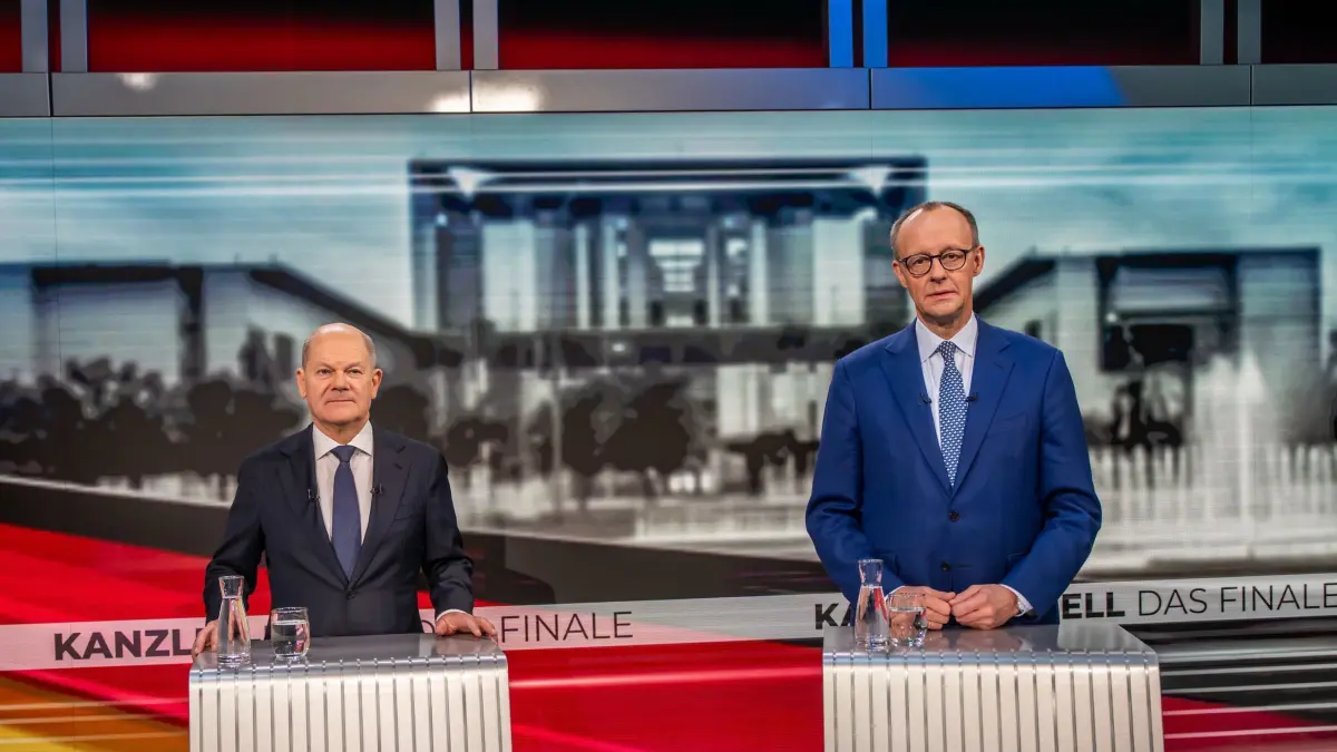 TV-Duell zwischen Scholz und Merz: ACHTUNG: SPERRFRIST 19. FEBRUAR 20:15 UHR. ACHTUNG SPERRFRIST ZUR VERÖFFENTLICHUNG 19.02.25 20:15 UHR GMT. - 19.02.2025, Berlin: ACHTUNG SPERRFRIST ZUR VERÖFFENTLICHUNG 19.02.2025. 20:15 UHR GMT. Bundeskanzler Olaf Scholz (l, SPD) steht neben Friedrich Merz, Unions Kanzlerkandidat und CDU Bundesvorsitzender, beim letzten TV-Duell vor der Bundestagswahl bei Welt TV und Bild. Das Gespräch wird nachmittags "Live on Tape aufgezeichnet und abends ausgestrahlt. Foto: Michael Kappeler/dpa-Pool/dpa +++ dpa-Bildfunk +++