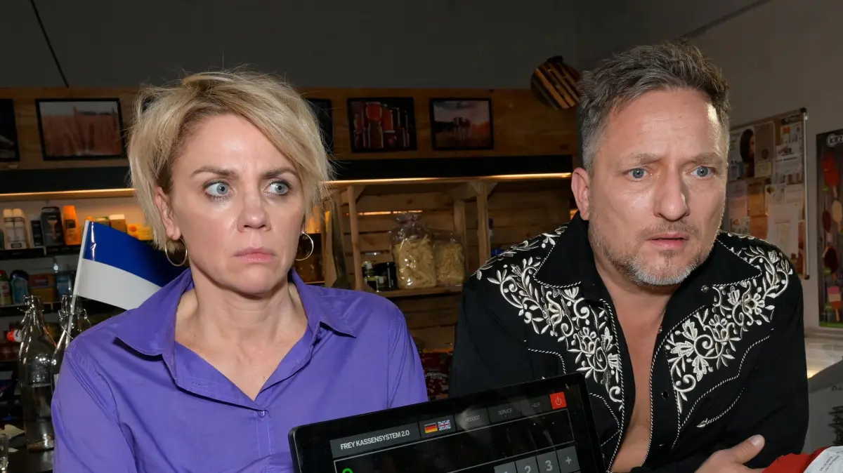 Yvonne (Gisa Zach) und Michi (Lars Pape) befürchten, dass sie miteinander geschlafen haben.