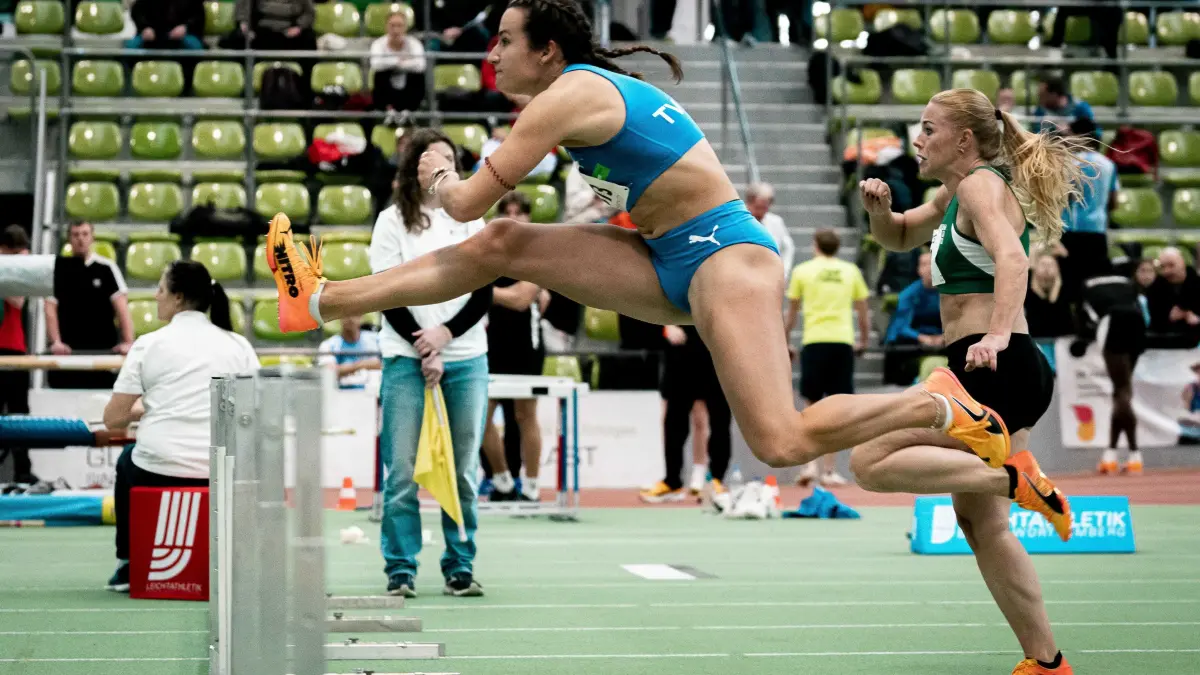 Bei einem perfekten Lauf über die 60-Meter-Hürden winkt für Rosina Schneider (TV Sulz) die Titelverteidigung bei der Hallen-DM in Dortmund.