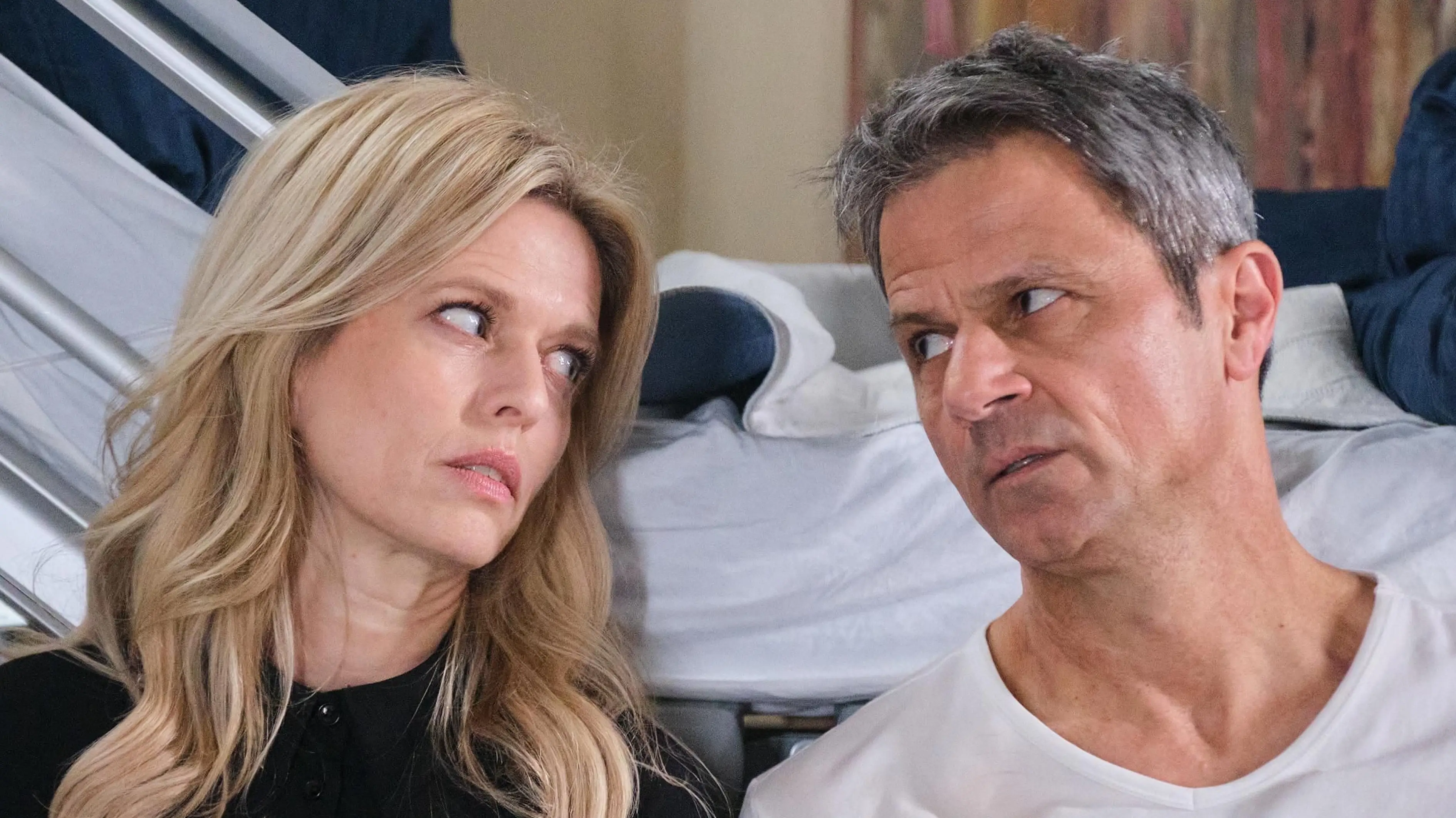 Bei "Unter uns" offenbart Patrizia (Miriam Lahnstein) Benedikt (Jens Hajek) in einem emotionalen Moment ehrlich ihre Verletzung.